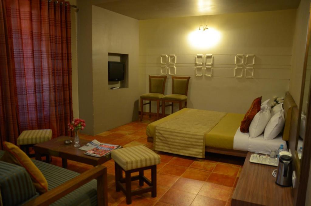 Hotel Chandralok Lonavala Oda fotoğraf